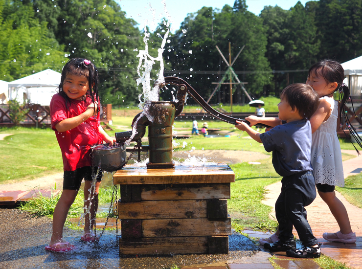 都会では味わえない水遊び