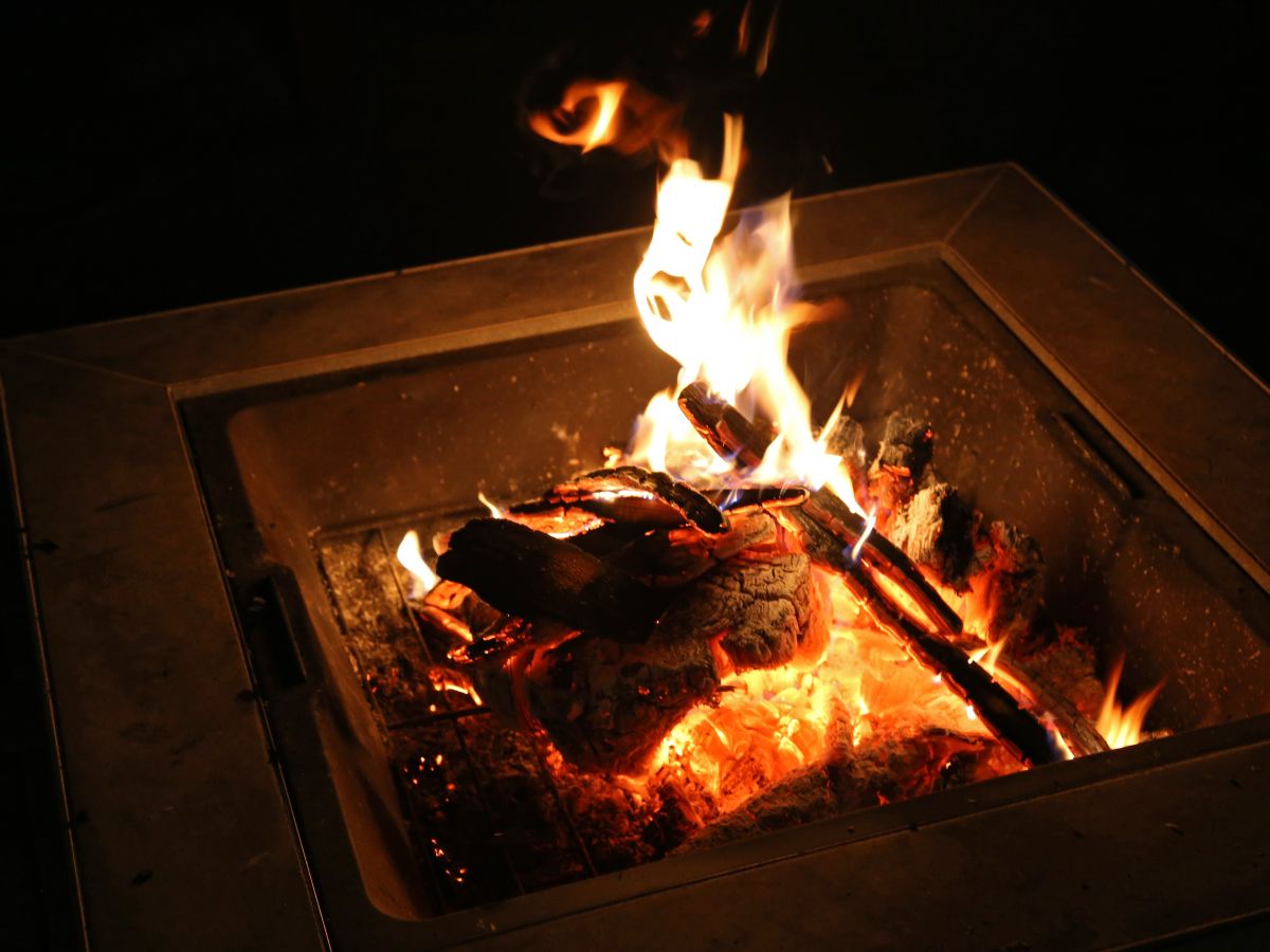 夜は焚き火で星空を楽しむ