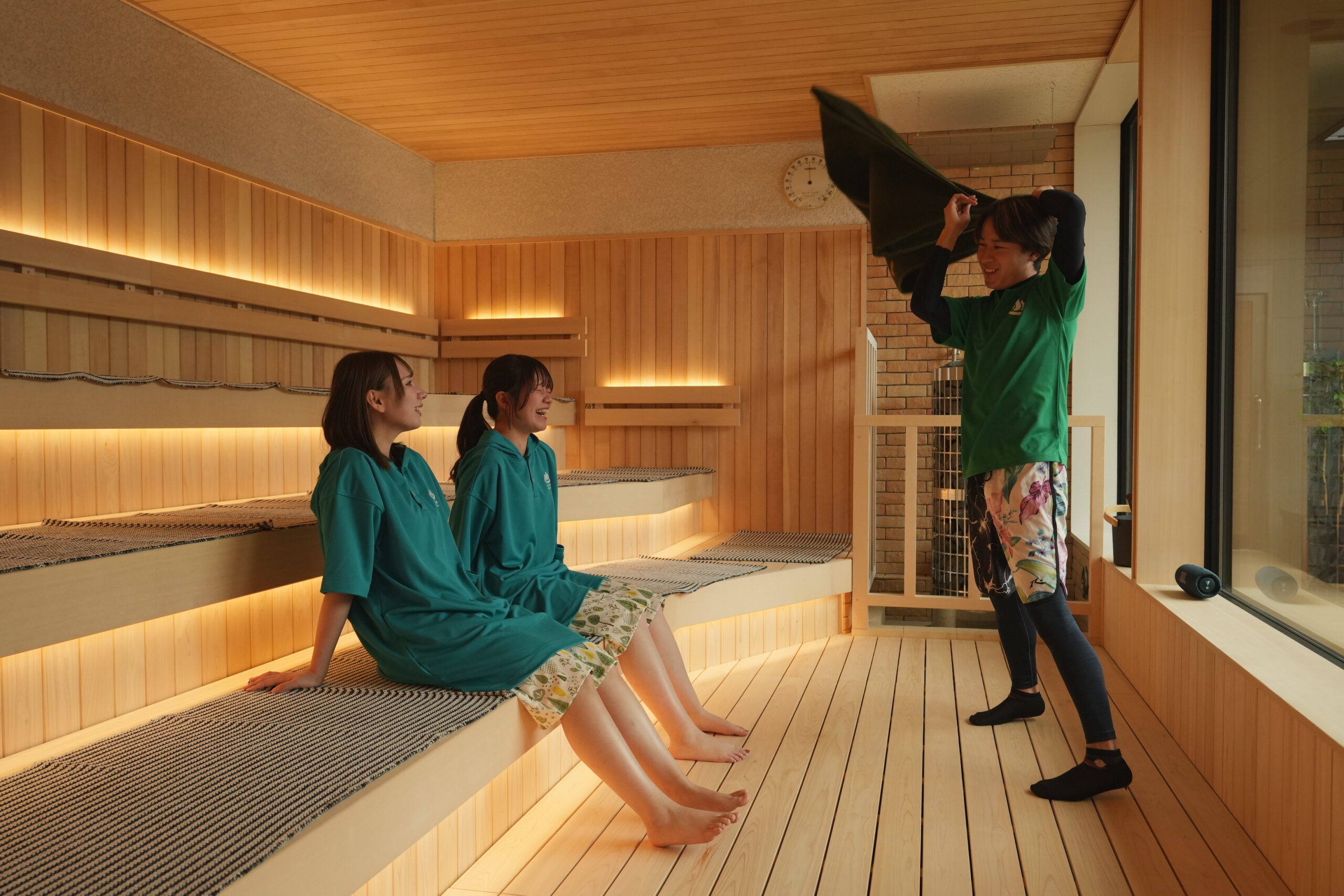 自然に囲まれた開放的な 温泉とサウナ